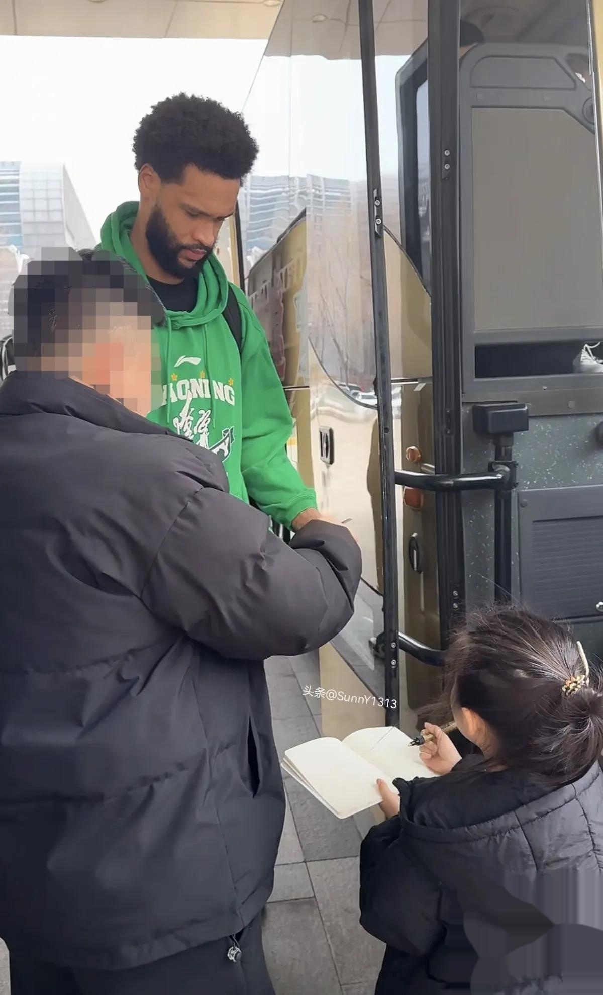 Doinb意外战胜西班牙队，出色防守引爆全场！引发球迷热议(西班牙人队最新战绩)
